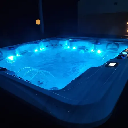 Tres Belle Avec Piscine Et Jaccuzi Liouc