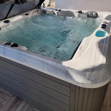 Tres Belle Avec Piscine Et Jaccuzi * Liouc