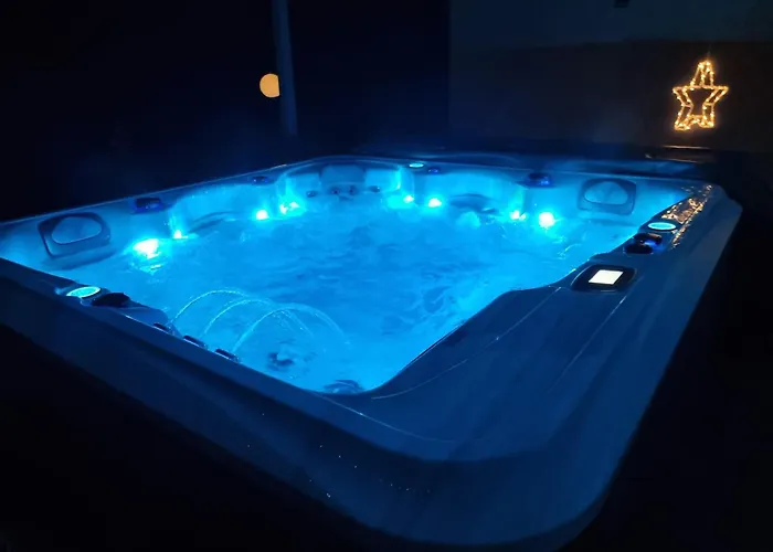 Tres Belle Avec Piscine Et Jaccuzi Liouc