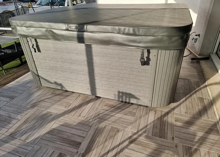 Вилла Tres Belle Avec Piscine Et Jaccuzi Liouc